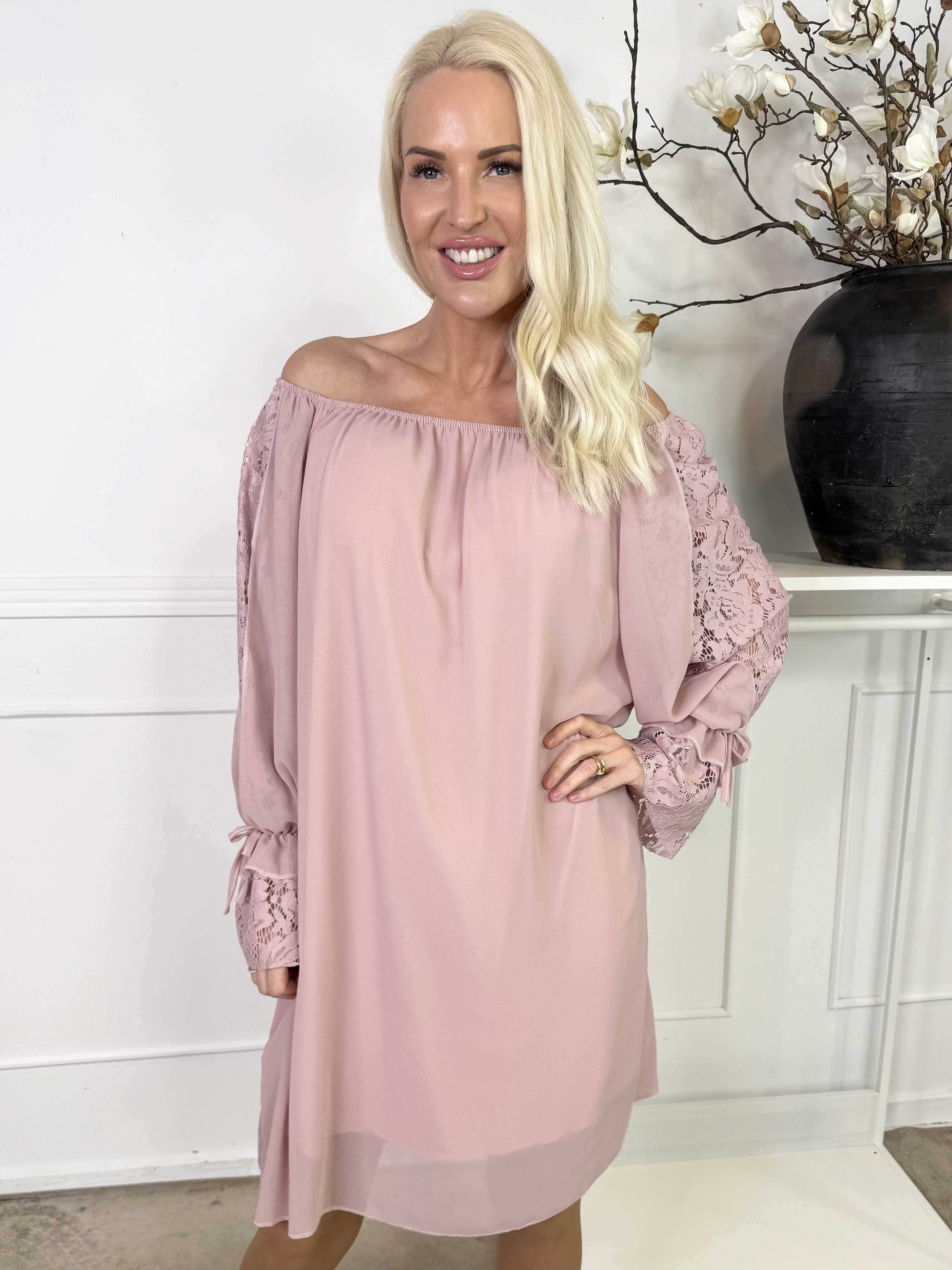 Lupita - Tunikakjole med blondeærmer